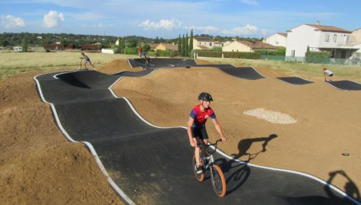 Photo illustrant le projet "Le pumptrack de Saint-Maximin-la-Sainte-Baume, un nouvel aménagement sportif et convivial"